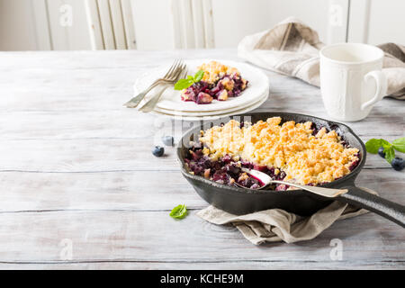 Crumble de noix de coco dans la poêle en fonte Banque D'Images