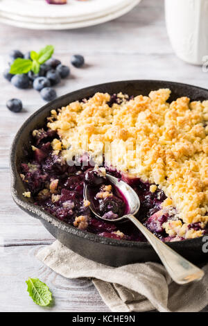 Crumble de noix de coco dans la poêle en fonte Banque D'Images