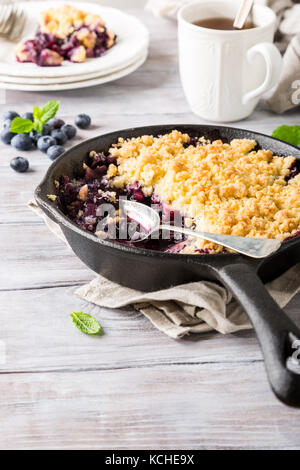 Crumble de noix de coco dans la poêle en fonte Banque D'Images