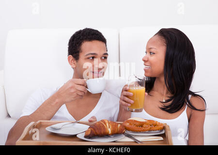 Portrait of African couple ayant le petit déjeuner dans la chambre Banque D'Images