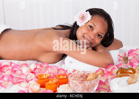 Portrait de la belle jeune femme se détendre dans un spa Banque D'Images