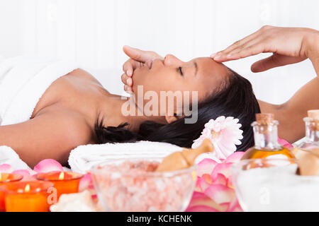 Portrait of woman having a massage in spa Banque D'Images