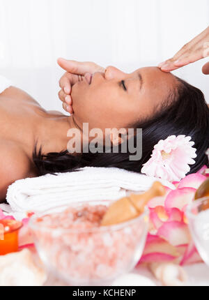 Portrait of woman having a massage in spa Banque D'Images