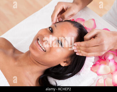 Portrait of woman having a massage in spa Banque D'Images