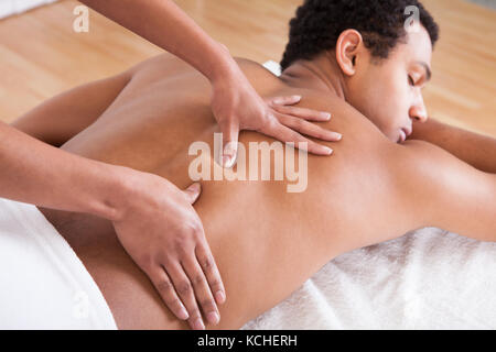 Portrait d'un homme recevant un traitement de massage main de femme de Banque D'Images