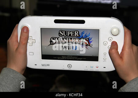 Adolescent jouant avec un jeu vidéo Nintendo Wii U Banque D'Images