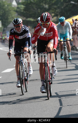 CAUTERETS, FRANCE, 15 juillet 2015 : les coureurs sont de retour à leur hôtel sur la route de la course à Cauterets, après la phase 11th du Tour de France Banque D'Images