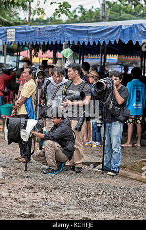 Photographes au travail, sur le lieu de tournage, événement en plein air. Banque D'Images