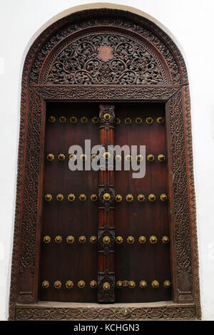 Porte en bois sculpté traditionnel à Stone Town, Zanzibar Banque D'Images