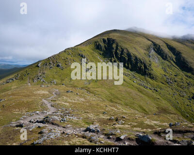 Le sommet de Ben Lawers (1214m), un munro dans les Highlands écossais, vu de la crête menant du côté de Beinn Ghlas Munro Banque D'Images