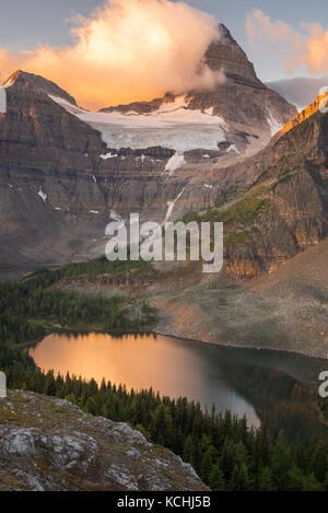 Le classique lever du soleil sur le mont Assiniboine dans le Nublet» Banque D'Images