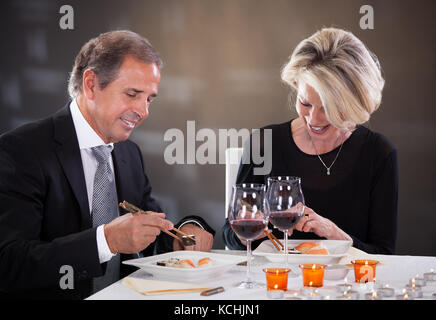 Bénéficiant d'un couple dans un restaurant de sushi Banque D'Images