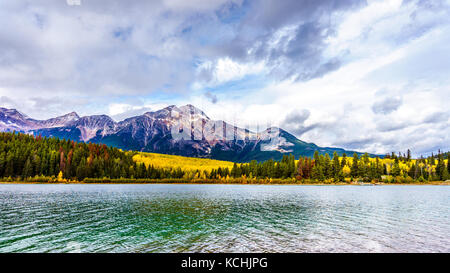 Lac Pyramid avec montagne Pyramid dans le parc national Jasper dans les Rocheuses canadiennes, le jour de septembre 2015 Banque D'Images