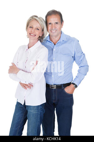 Portrait of happy mature couple charmant isolated over white background Banque D'Images