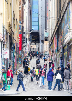 Les gens de Hosier Lane poser et prendre des photos en face de l'art de la rue, Victoria de Melbourne en Australie. Banque D'Images