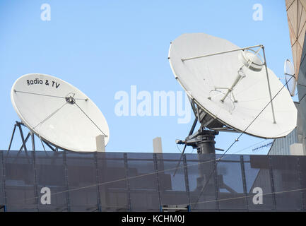 Deux chaînes de radio et de télévision des paraboles sur le toit de la SBS studios en Federation Square, Melbourne Victoria en Australie. Banque D'Images