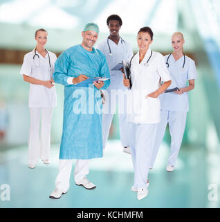 Docteur en blouse de chirurgien avec ses collègues de travail en clinique Banque D'Images