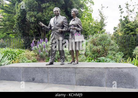 Des statues en bronze du pasteur Sir Douglas et Lady Gladys Nicholls au Parlement Gardens, Melbourne, Victoria, Australie. Banque D'Images