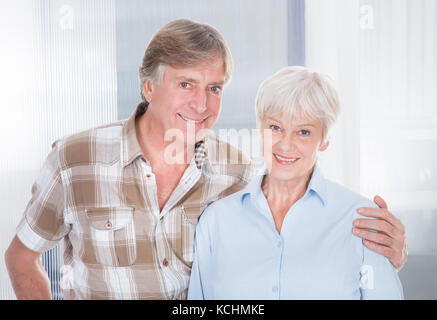 Portrait of Senior Loving Couple Looking at Camera Banque D'Images