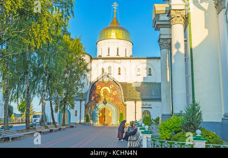POCHAYIV, UKRAINE - 29 AOÛT 2017 : la vue sur la belle façade de la cathédrale Sainte-Trinité de Pochayiv Lavra, le 29 août à Pochayiv. Banque D'Images