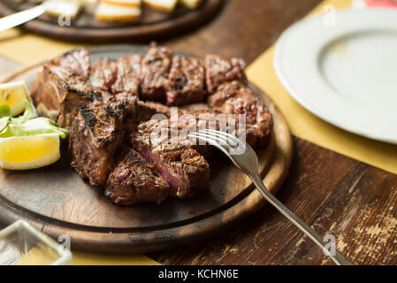 Bistecca alla Fiorentina, ou steak florentin, en Toscane, Italie Banque D'Images