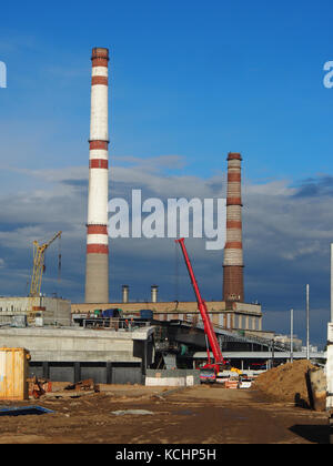 Moscou, Russie, le 22 juin 2017 : construction d'un pont autoroutier à Moscou dans le contexte d'une entreprise pour la production de l'électricité. la Russie. Banque D'Images