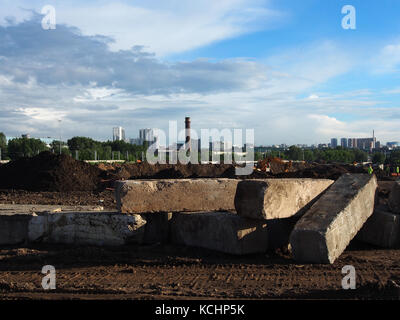 Moscou, Russie, le 22 juin 2017 : la construction. Les blocs de béton sur l'arrière-plan d'une excavatrice. Banque D'Images