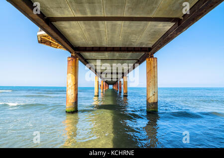 Mer Méditerranée et pier à Marina di Pietrasanta, Italie. Banque D'Images