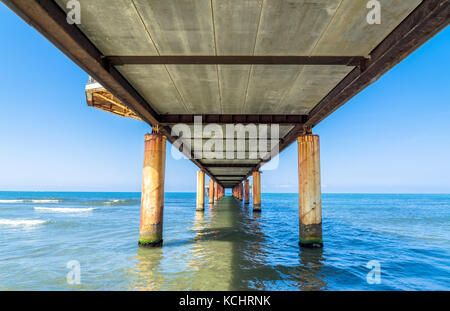 Mer Méditerranée et pier à Marina di Pietrasanta, Italie. Banque D'Images