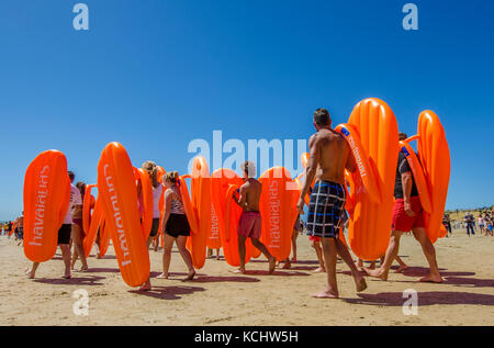 Amateurs de l'exercice inflatable Havianas tongs dans les vagues à l'Australie, l'événement annuel jour coin douillet, Torquay, Surf Coast, Victoria, Australie Banque D'Images