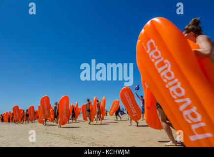 Amateurs de l'exercice inflatable Havianas tongs dans les vagues à l'Australie, l'événement annuel jour coin douillet, Torquay, Surf Coast, Victoria, Australie Banque D'Images