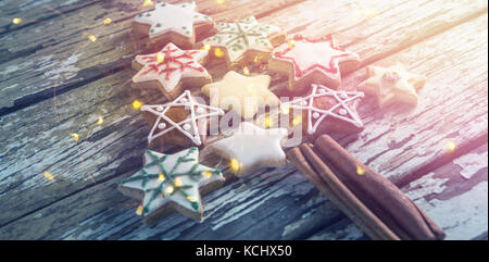 Gingerbread cookies différents disposés en forme d'arbre de Noël Banque D'Images