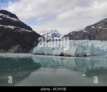 Margerie glacier dans l'entrée d'tarr repose à la base du mont racine et est l'un des rares l'avancée des glaciers en Alaska Banque D'Images