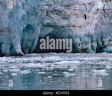 Formulaire de caverne à mesure que la glace fond sur margerie glacier dans le parc national de Glacier Bay et de préserver, de l'alaska Banque D'Images