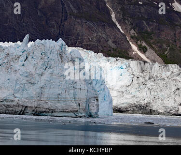 Margerie glacier avec noir et bleu détails montrant tout le long de la glace près de l'entrée d'eau de tarr Banque D'Images