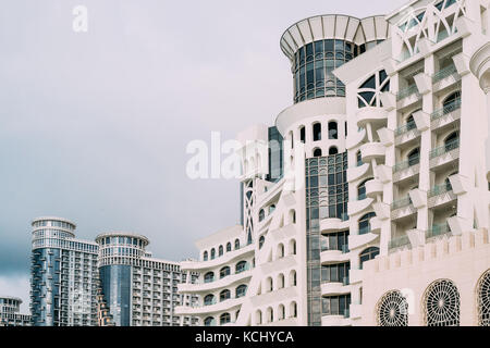 Batoumi, Adjara, Géorgie. Vue de l'hôtel à Batumi construit sur la côte de la mer Noire. Architecture aux motifs orientaux. Banque D'Images