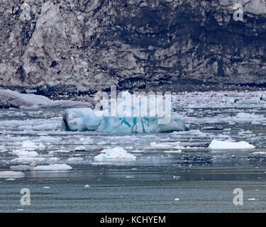 Des morceaux de glace brisée bleu flottant dans les eaux près des glaciers Banque D'Images