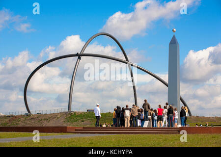 Allemagne, région de Ruhr, Herten, obélisque sur le tas Hoheward (l'obélisque est l'indicateur d'un grand cadran de sund) derrière lui les arches de 50 mètres de haut de la Banque D'Images