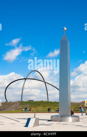 Allemagne, région de Ruhr, Herten, obélisque sur le tas Hoheward (l'obélisque est l'indicateur d'un grand cadran de sund) derrière lui les arches de 50 mètres de haut de la Banque D'Images