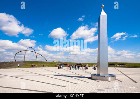 Allemagne, région de Ruhr, Herten, obélisque sur le tas Hoheward (l'obélisque est l'indicateur d'un grand cadran de sund) derrière lui les arches de 50 mètres de haut de la Banque D'Images