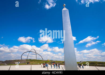 Allemagne, région de Ruhr, Herten, obélisque sur le tas Hoheward (l'obélisque est l'indicateur d'un grand cadran de sund) derrière lui les arches de 50 mètres de haut de la Banque D'Images