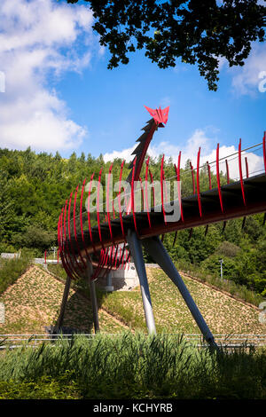 Allemagne, région de Ruhr, Herten, le pont Dragon de l'autre côté de la rue Cranger au tas Hoheward. Deutschland, Ruhrgebiet, Herten, die Drachenbruecke ueb Banque D'Images