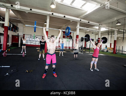 Les hommes et les femmes sportives barres de levage Banque D'Images