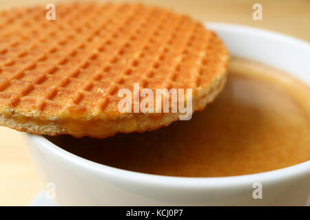 Fermé stroopwafel placé sur le dessus de la tasse de café chaud, selective focus, arrière-plan flou Banque D'Images