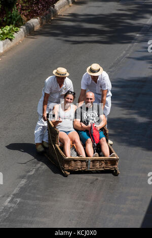 Prendre un en glissant selfies sur une colline escarpée dans un traîneau en osier à Monte près de Funchal à Madère Banque D'Images