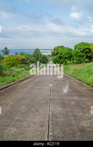 Chemin de béton menant à l'océan à Robertsport, au Libéria, en Afrique de l'ouest Banque D'Images