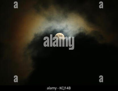 Lune sur ciel nuageux nuit de lune avec la réflexion sur le cloud Banque D'Images