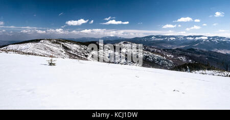 Panorama des montagnes beskides hiver avec Babia Gora, pilsko et autres hills sur-polonaise borderland slovaque de magurka wislanska hill dans silesian beski Banque D'Images