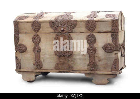 Coffre en bois ancien avec raccords en fer ornemental sur fond blanc Banque D'Images