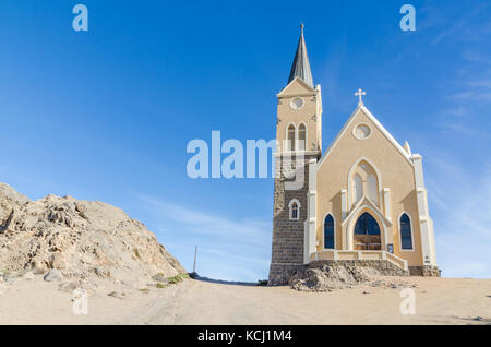 Célèbre église felsenkirche coloniale allemande sur la colline dans la ville de désert de luderitz, Namibie, Afrique du Sud Banque D'Images